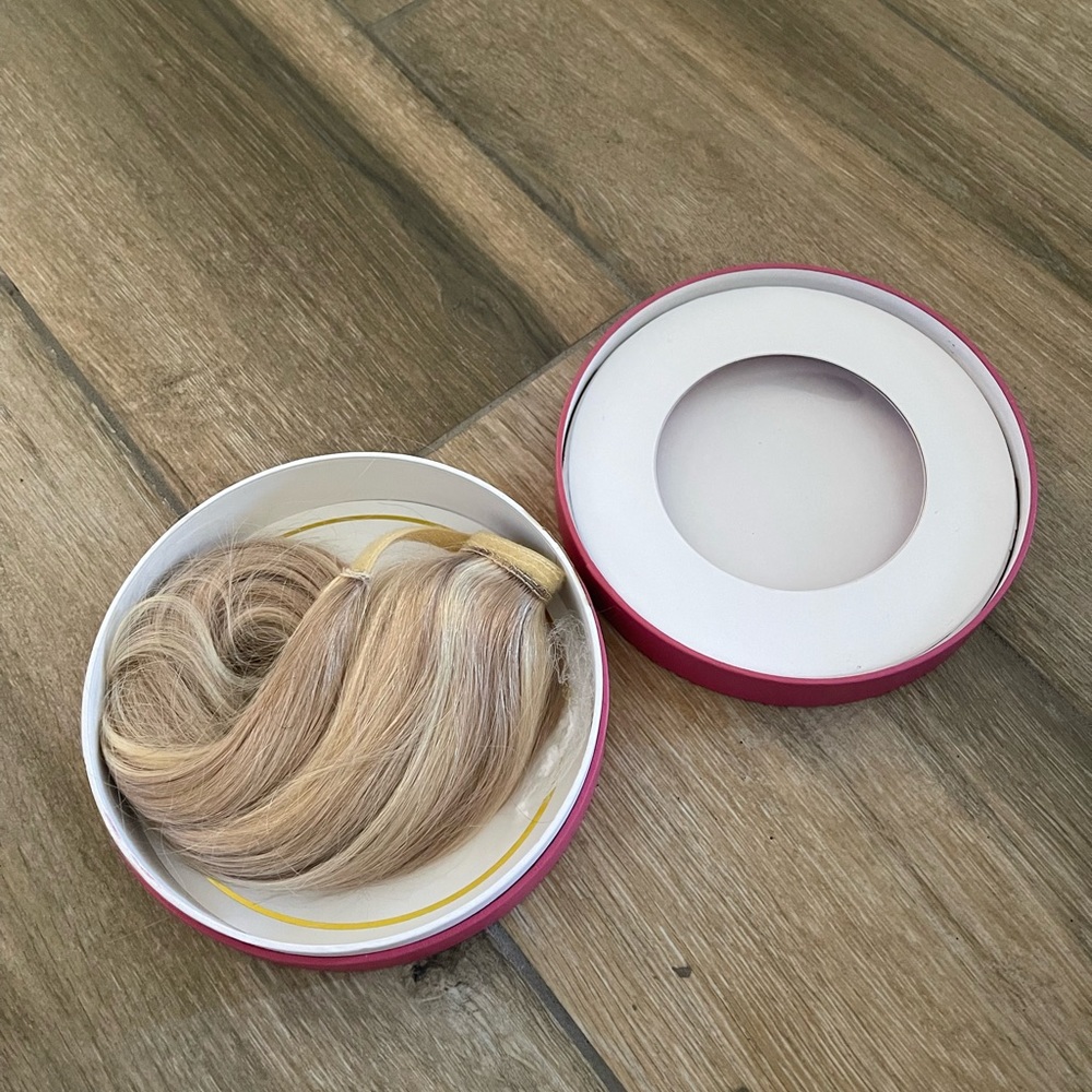 New Luxy ponytail hair extensions sandy blonde 16” length